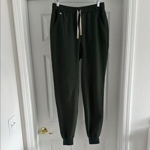 Figs jogger scrub bottoms. Men’s medium tall. Forest green.